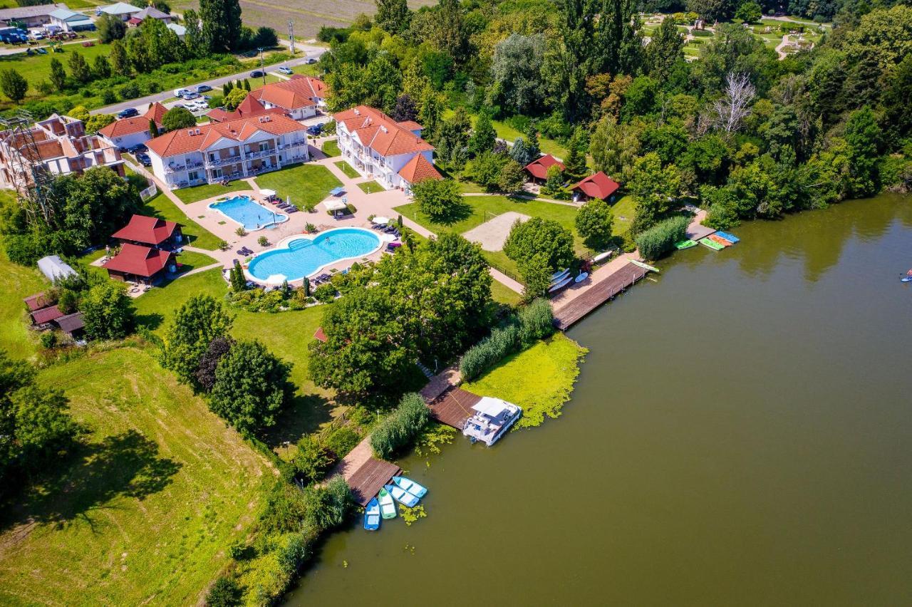 Apartamento Aranyszarvas Panzió Exterior foto