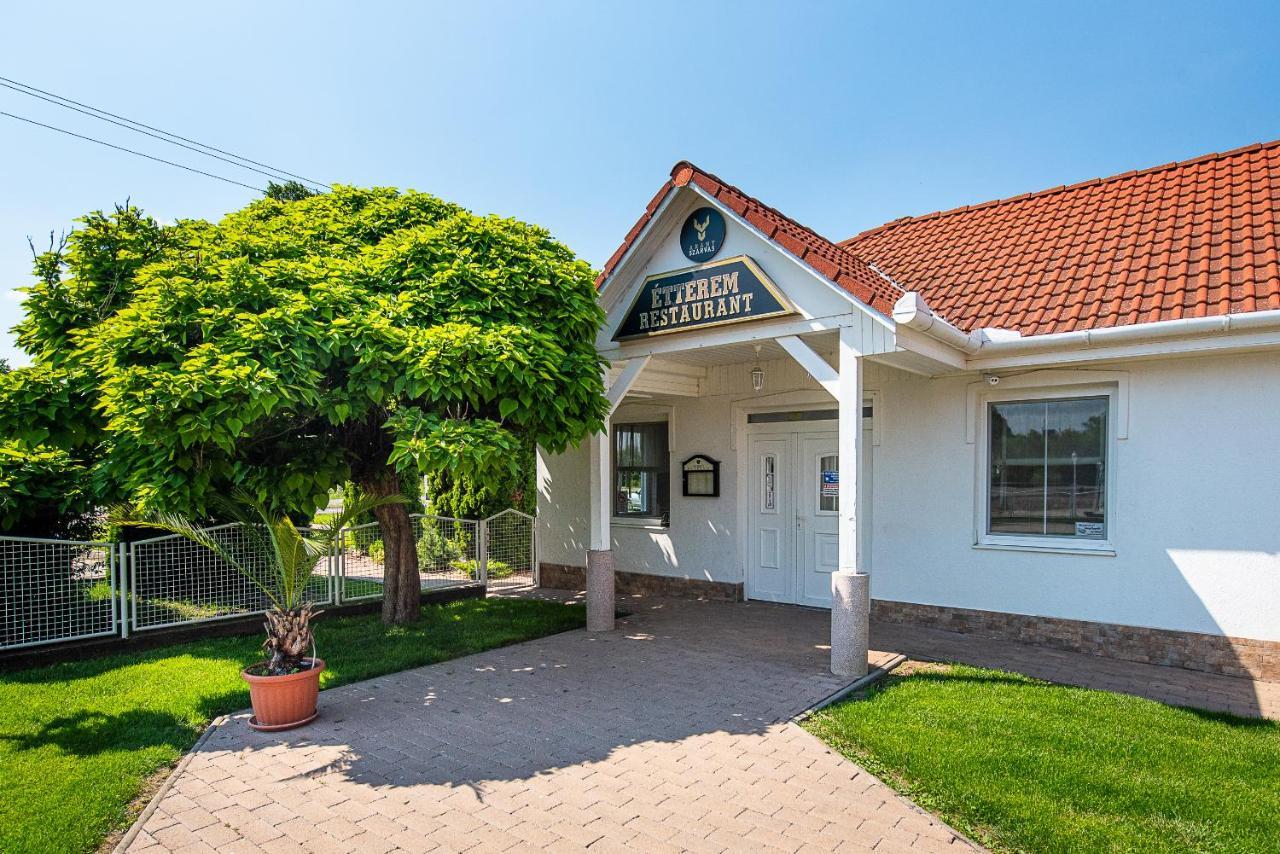 Apartamento Aranyszarvas Panzió Exterior foto