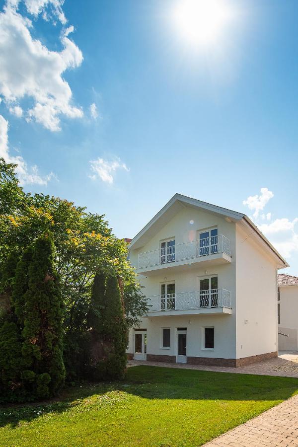 Apartamento Aranyszarvas Panzió Exterior foto