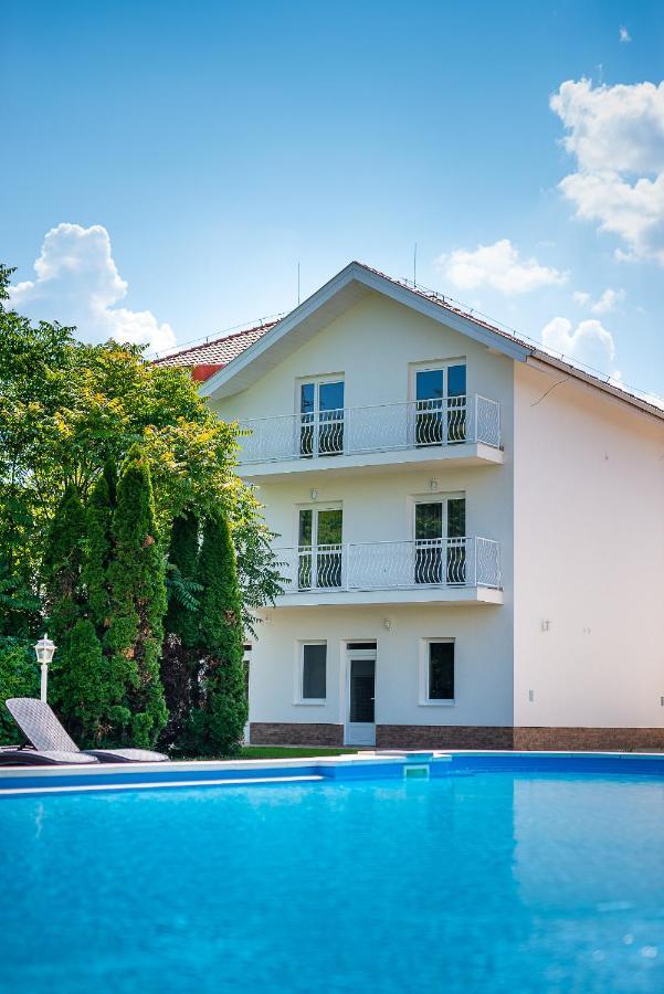 Apartamento Aranyszarvas Panzió Exterior foto
