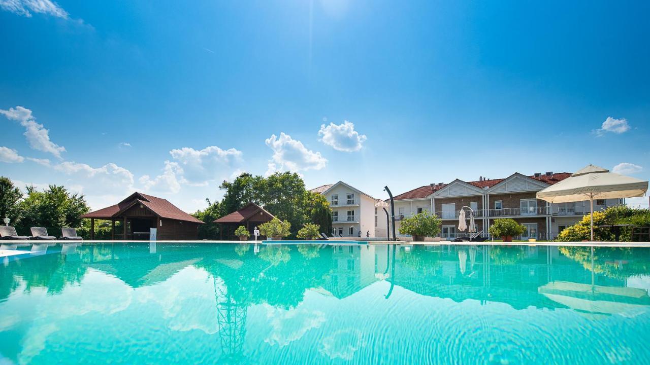 Apartamento Aranyszarvas Panzió Exterior foto