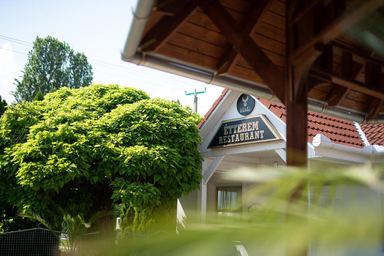 Apartamento Aranyszarvas Panzió Exterior foto