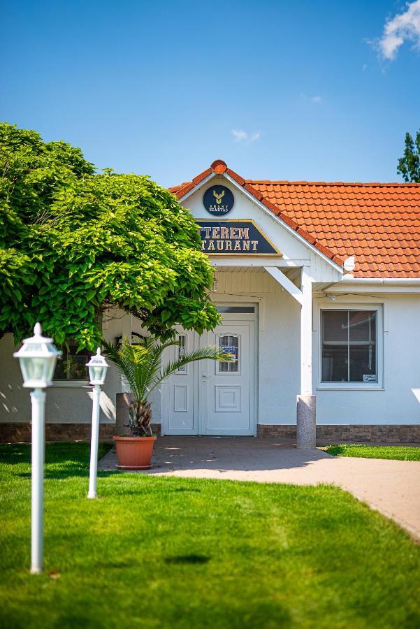 Apartamento Aranyszarvas Panzió Exterior foto