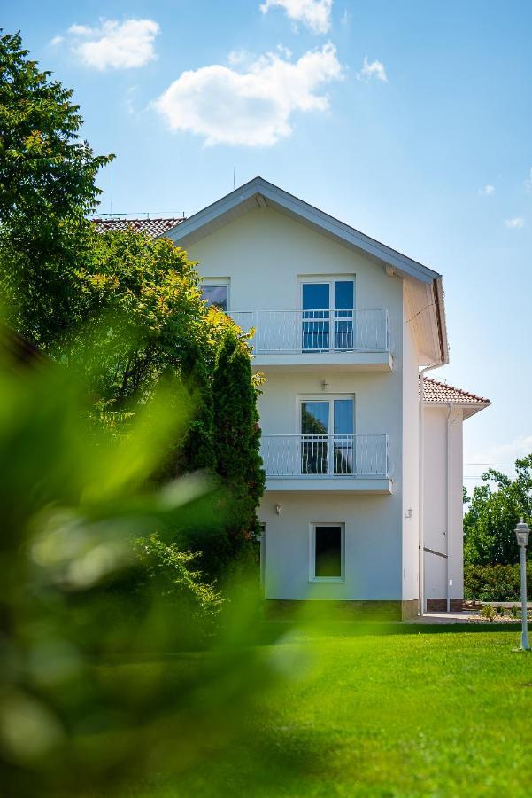 Apartamento Aranyszarvas Panzió Exterior foto