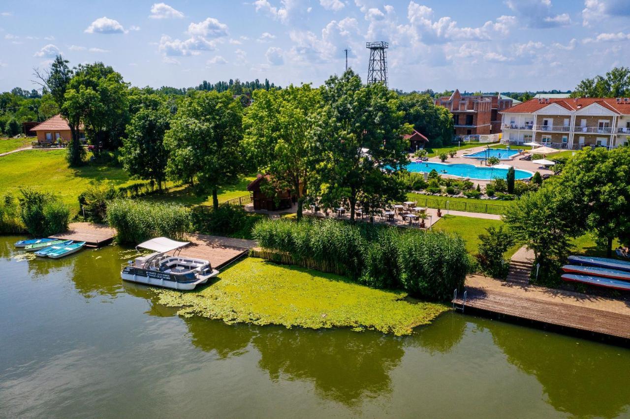 Apartamento Aranyszarvas Panzió Exterior foto