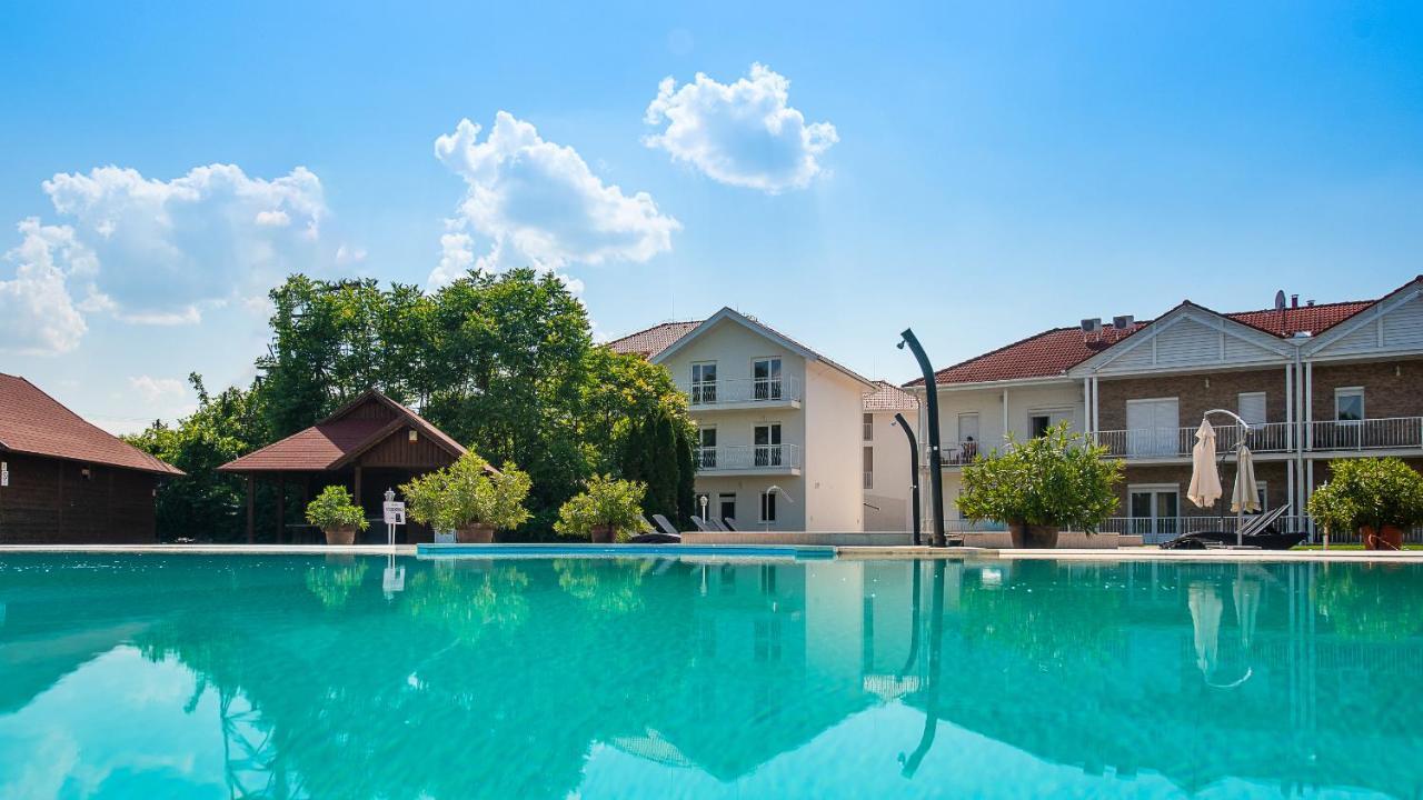 Apartamento Aranyszarvas Panzió Exterior foto
