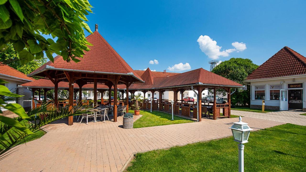 Apartamento Aranyszarvas Panzió Exterior foto