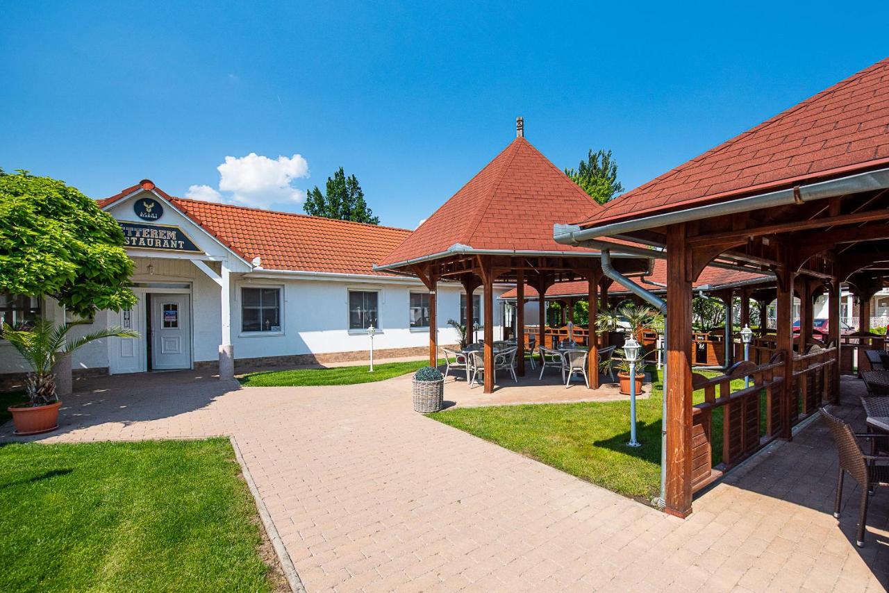 Apartamento Aranyszarvas Panzió Exterior foto
