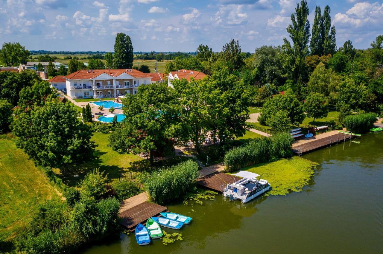 Apartamento Aranyszarvas Panzió Exterior foto