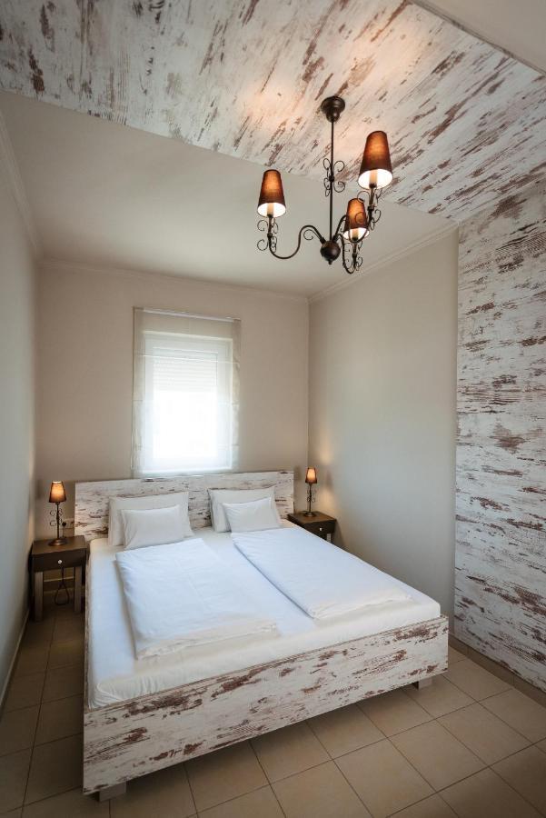 Apartamento Aranyszarvas Panzió Exterior foto
