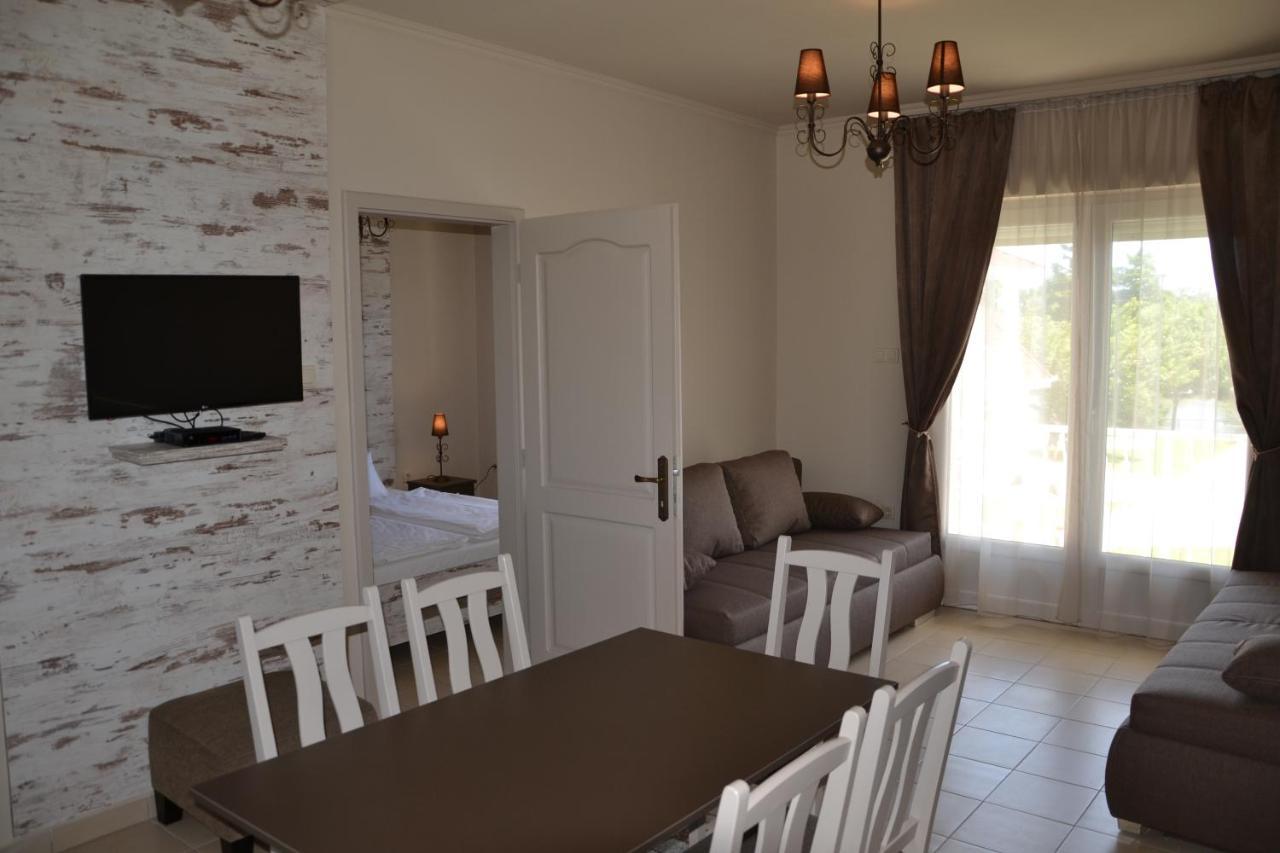 Apartamento Aranyszarvas Panzió Exterior foto