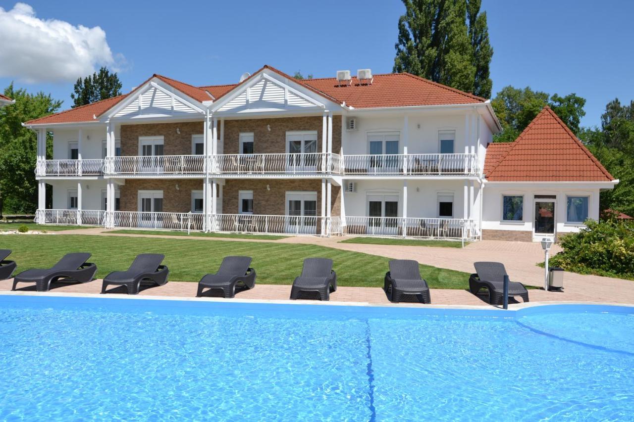 Apartamento Aranyszarvas Panzió Exterior foto
