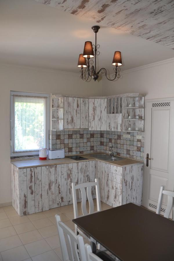 Apartamento Aranyszarvas Panzió Exterior foto