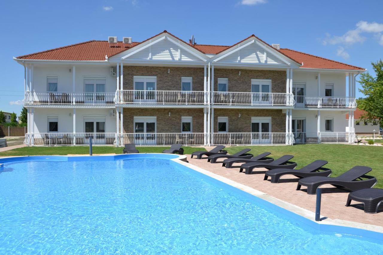 Apartamento Aranyszarvas Panzió Exterior foto