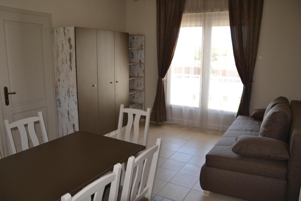 Apartamento Aranyszarvas Panzió Exterior foto