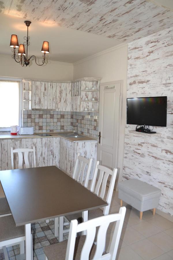 Apartamento Aranyszarvas Panzió Exterior foto