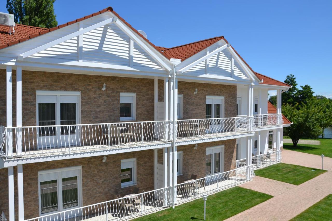 Apartamento Aranyszarvas Panzió Exterior foto