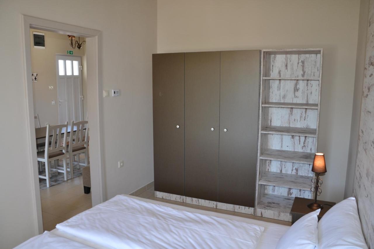 Apartamento Aranyszarvas Panzió Exterior foto