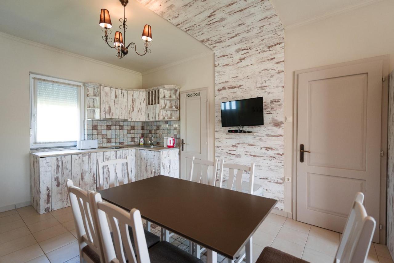 Apartamento Aranyszarvas Panzió Exterior foto