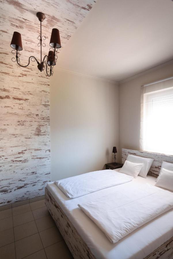Apartamento Aranyszarvas Panzió Exterior foto